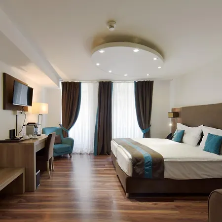 Rousseau Hotel 3*