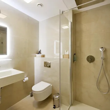 Rousseau Hotel 3*