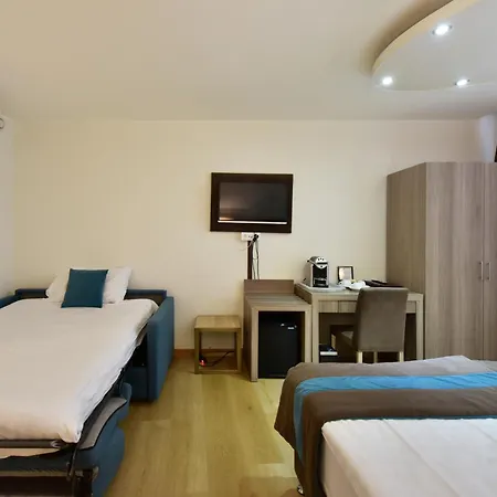 Rousseau Hotel 3*